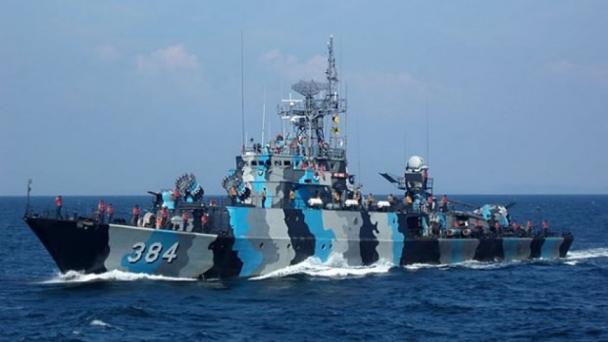 Indonesian ship monitors water border with Australia