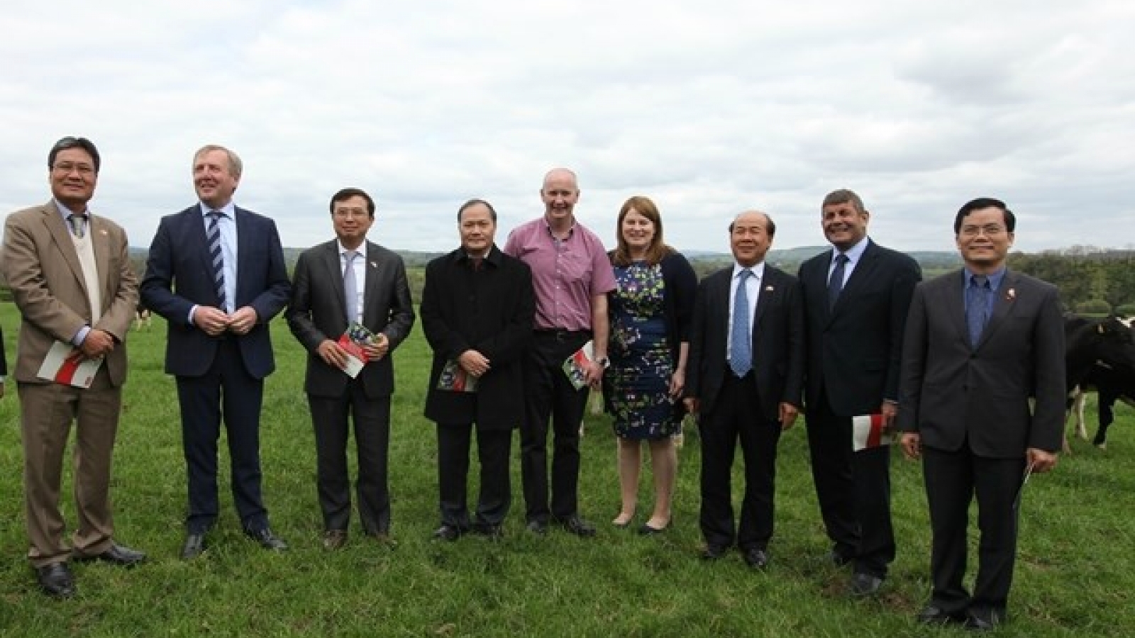 Deputy PM suggests Ireland prompt EU to soon sign FTA with Vietnam