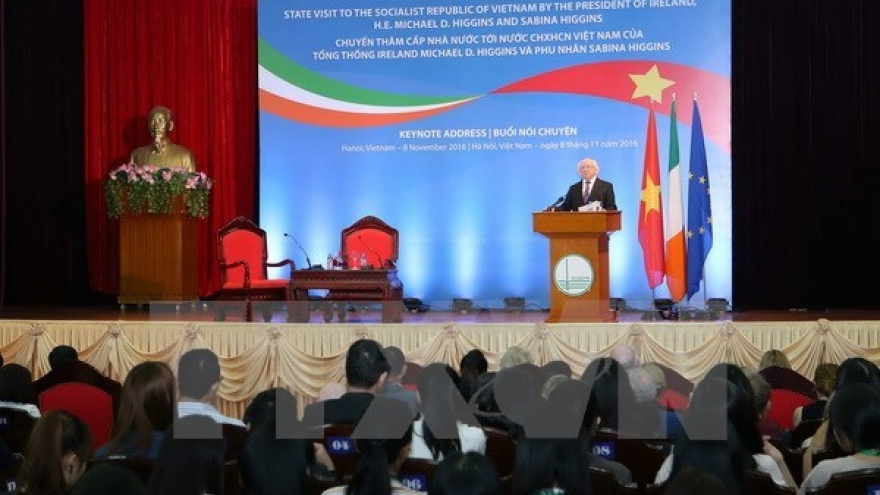 Irish President meets Vietnamese students