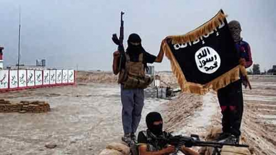 
        Malaysia revokes passports of IS-related persons
                              