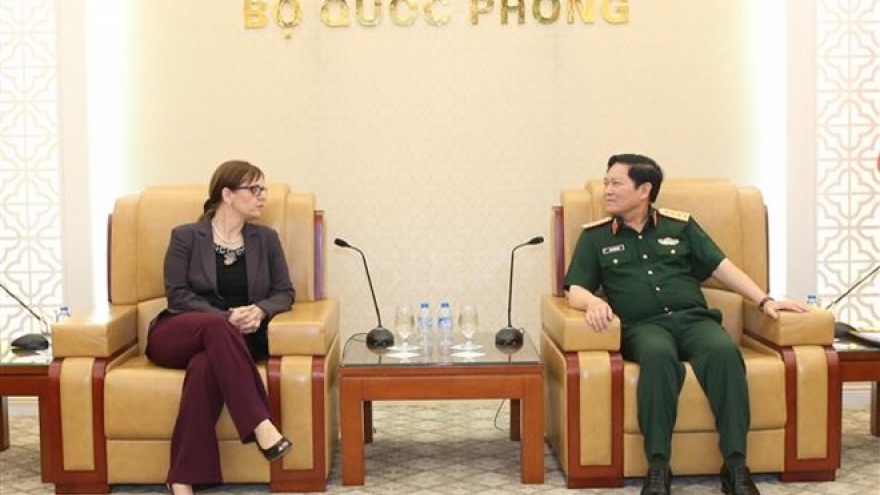 Defence minister receives outgoing Israeli ambassador