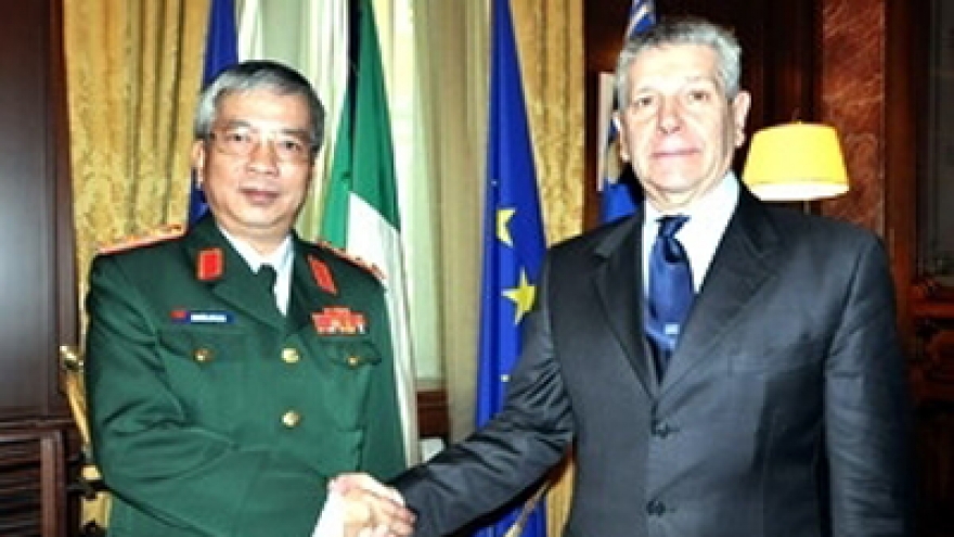 Vietnam boosts defence ties with Italy 