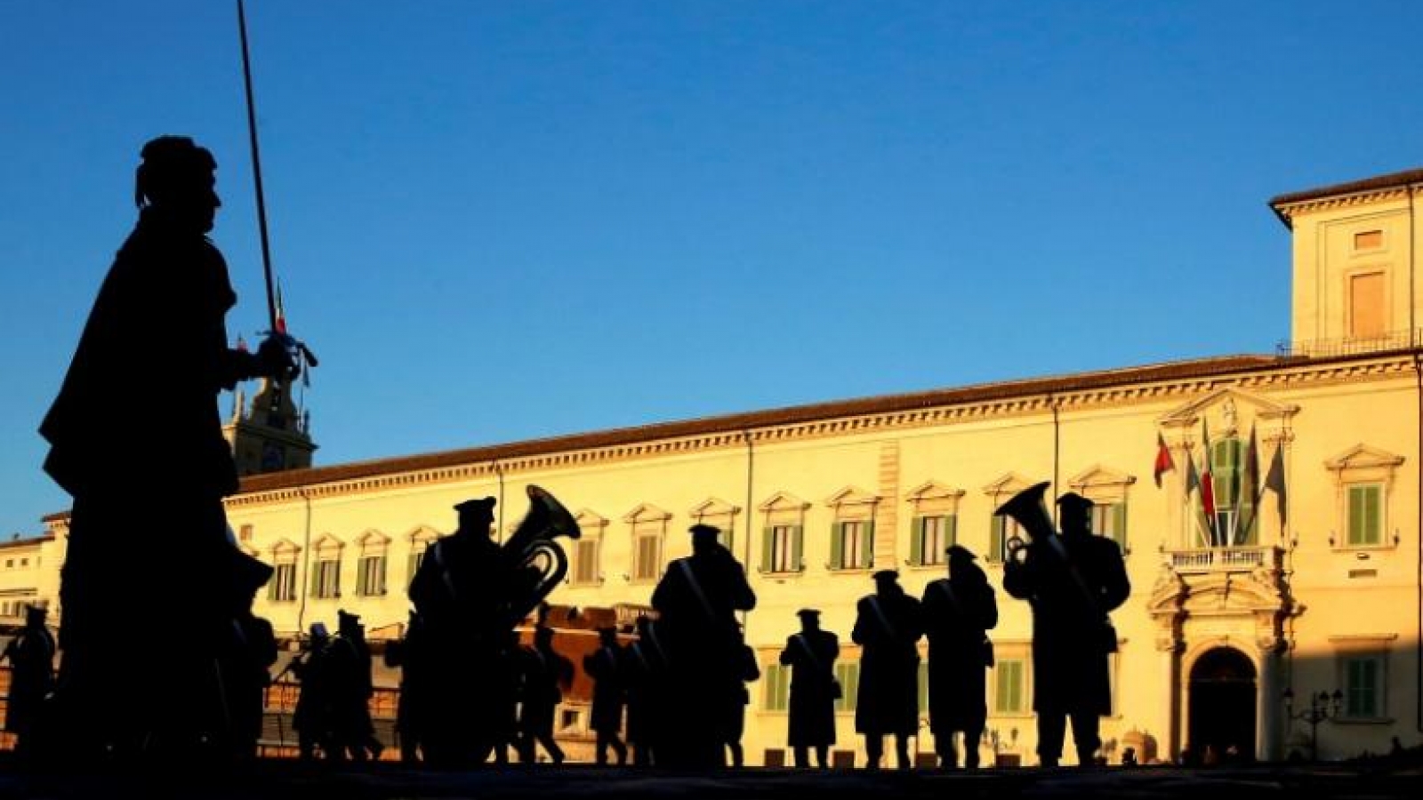Italy president pledges to solve government crisis fast
