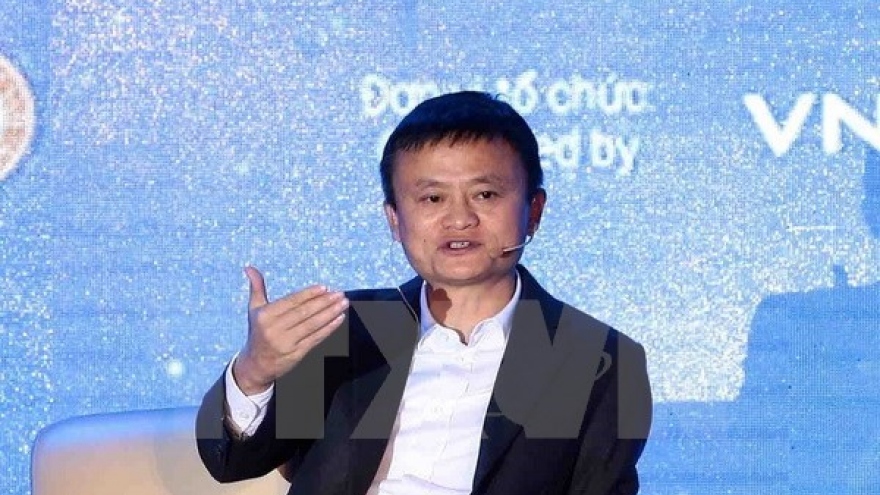 Billionaire Jack Ma talks with Vietnamese students