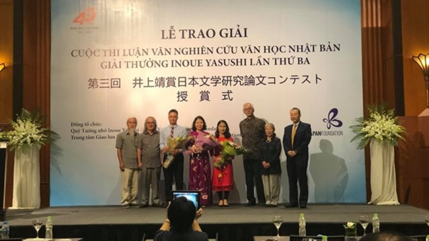 Japanese literature researchers honoured