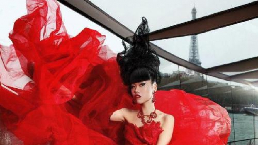 Jessica Minh Anh struts stuff on Seine River