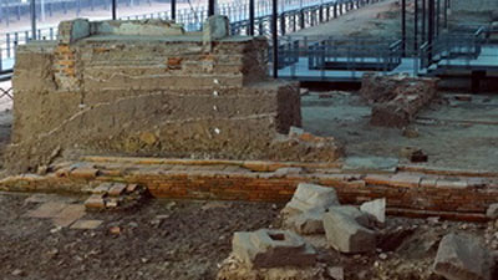 Vietnamese study archeology exhibition in Egypt