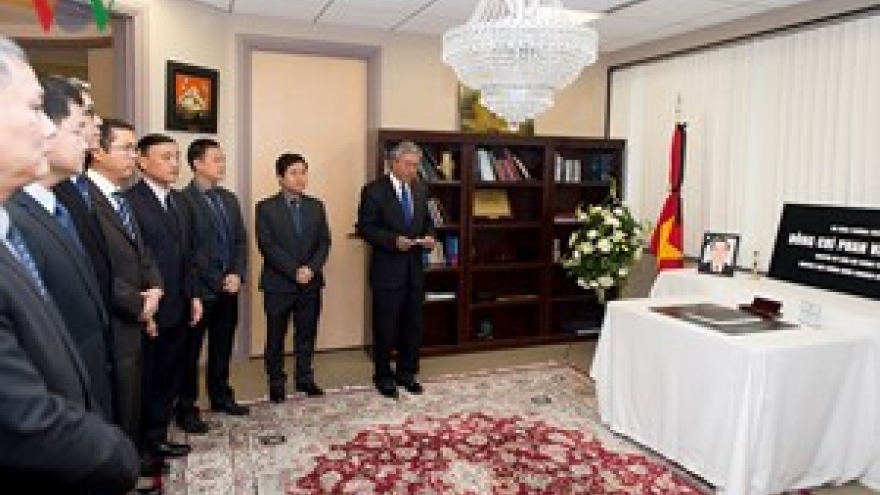 Vietnam diplomatic missions pay tribute to former PM Khai
