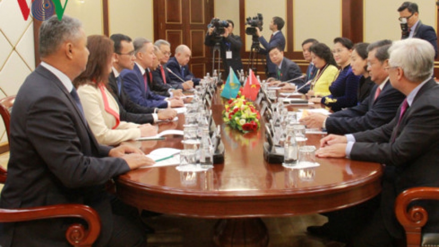 Top Vietnamese, Kazakhstani legislators hold talks