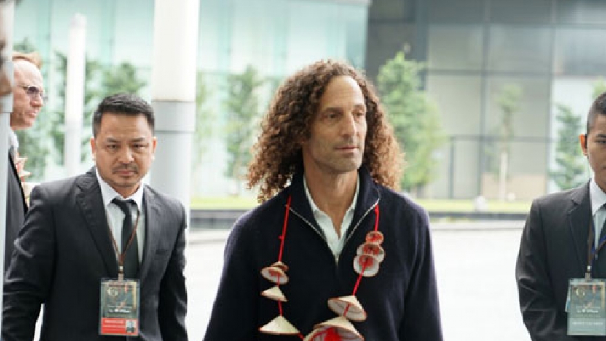 Grammy-winning Kenny G arrives in Hanoi