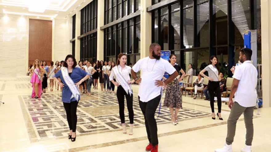 Int'l experts train Miss Vietnam Heritage Global contestants