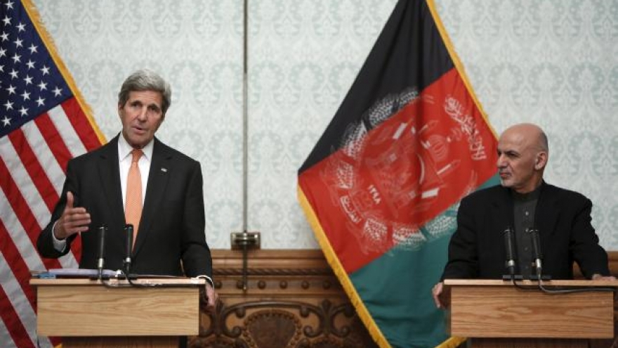 Kerry aims to ease crisis over Afghan unity pact during Kabul visit