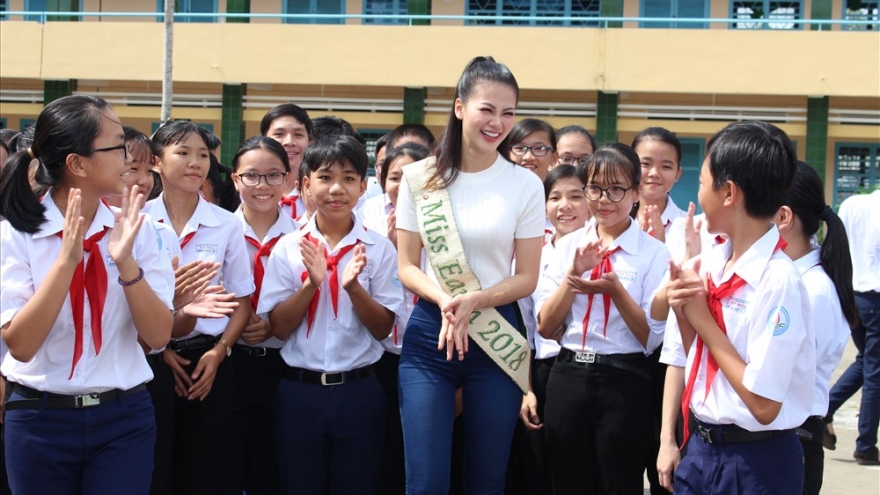 Miss Earth 2018 Phuong Khanh visits her former school in Ben Tre