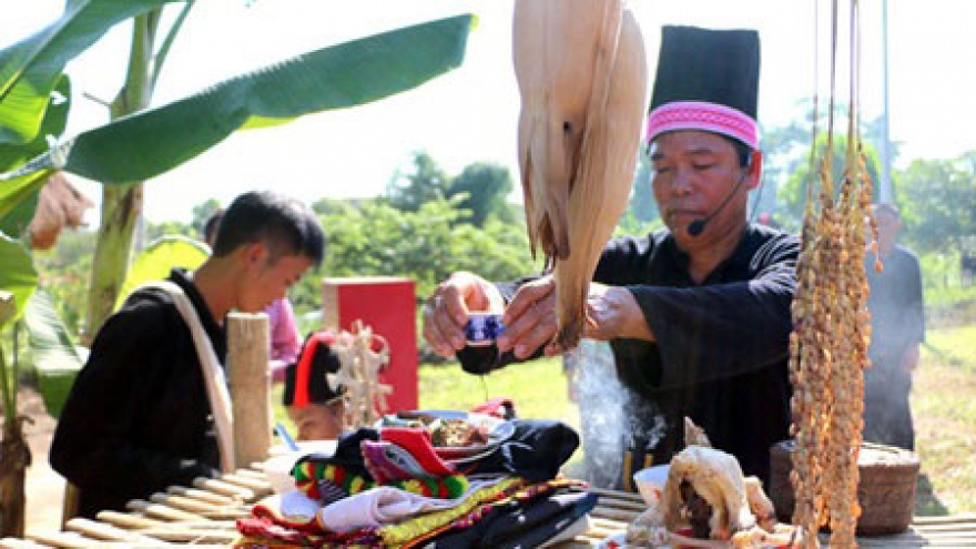 Kho Mu people perform traditional rain ritual