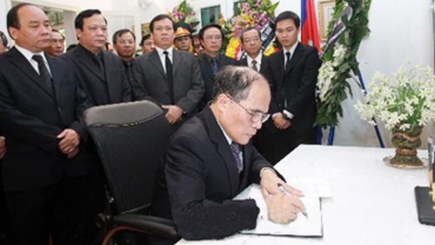 Paying tributes to King Father Sihanouk   