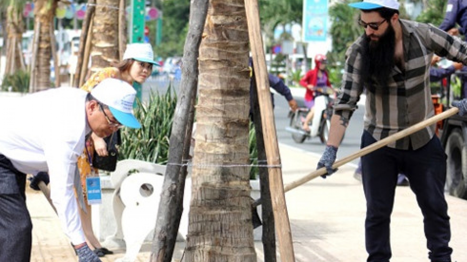 'Kong: Skull Island' director plants trees in Nha Trang
