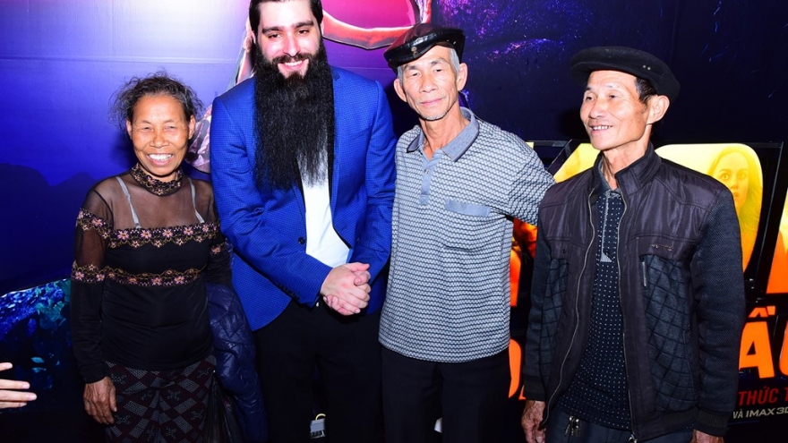 Kong director meets Vietnamese extras