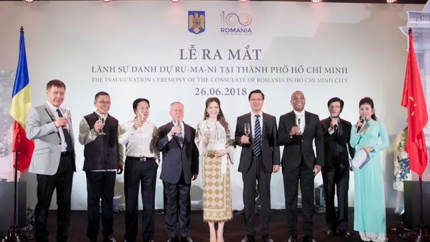 Stars gather to celebrate Ky's new consul job