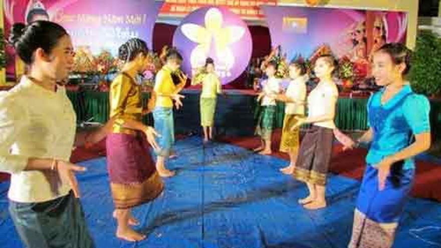 Lao students enjoy traditional New Year in Dien Bien