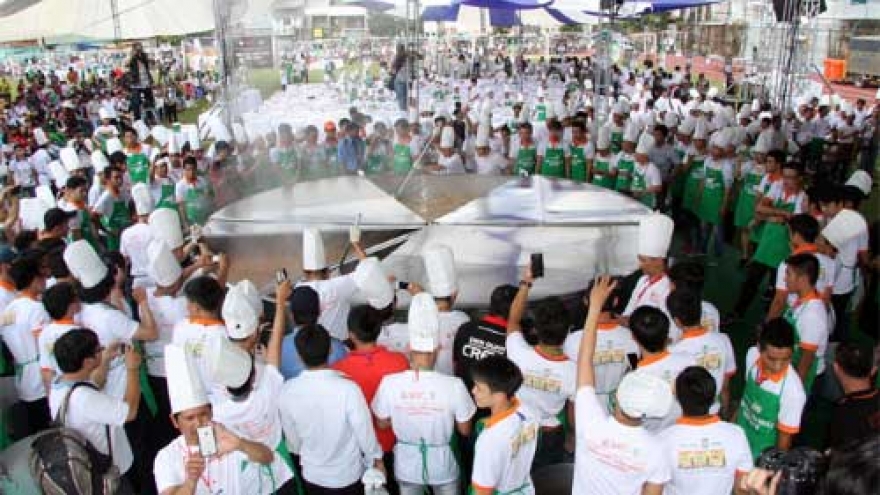 Mekong delta chefs show talent at biggest hot pot event 