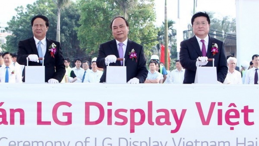 PM attends construction of LG display manufacturing facility