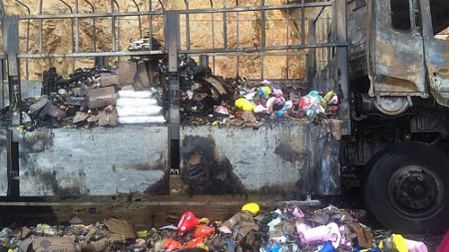 Police retrieve 200kg goods looted from burned truck in central Vietnam
