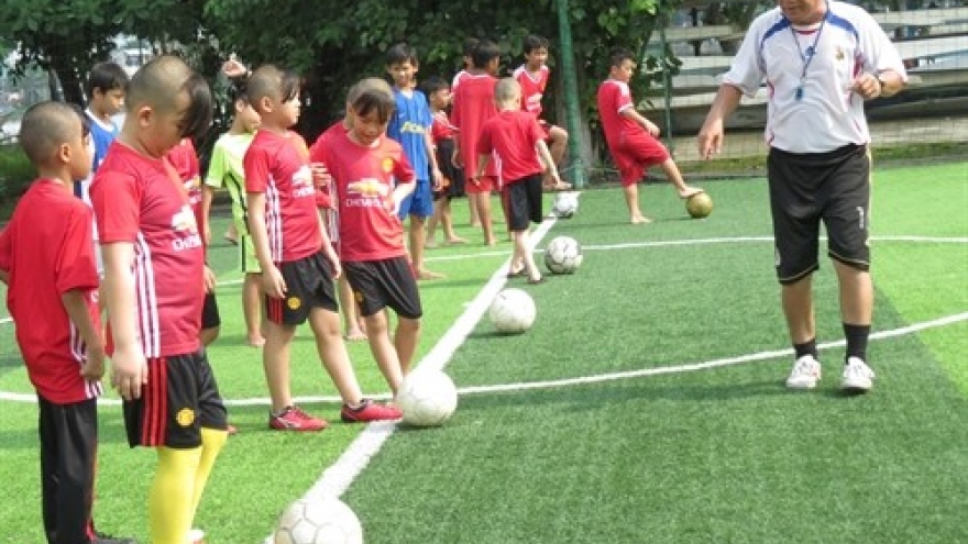 
        Free football training for poor kids in HCM City
                              