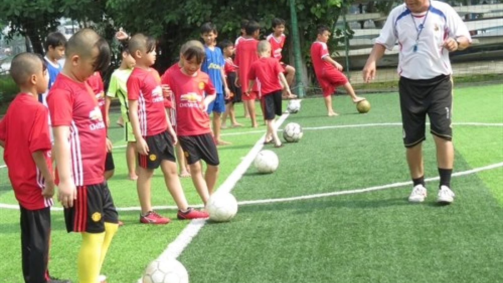 Free football training for poor kids in HCM City