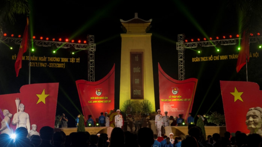 Youths in Hanoi pay tribute to fallen soldiers