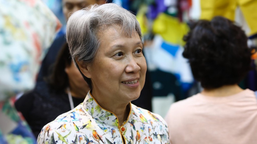 Friendly images of Singapore PM’s spouse in Vietnam
