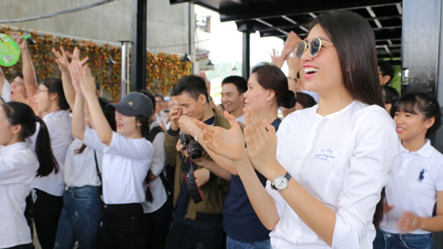 Le Hang busy with charity activities