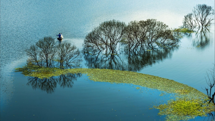 Photo contest captures romantic lakes across Vietnam
