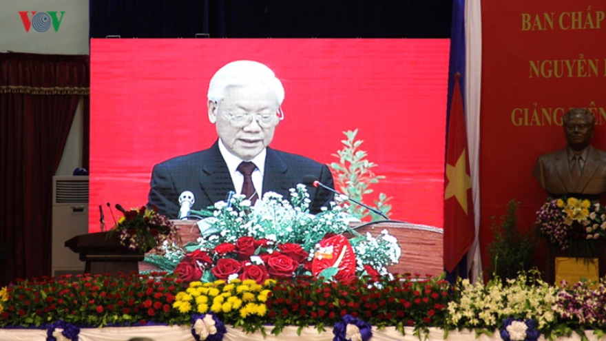 In photos: Party leader talks with Lao students