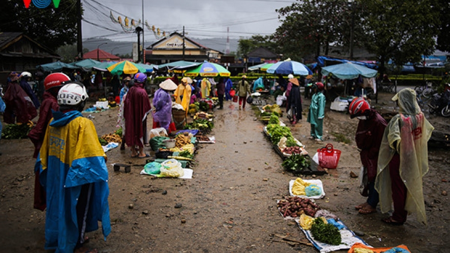 Early morning at A Luoi highland market