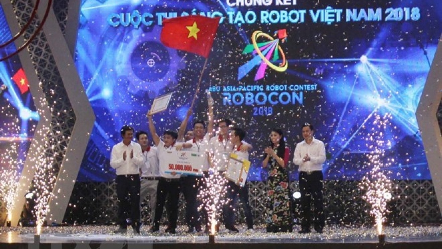 Lac Hong team triumphs at Robocon Vietnam 2018