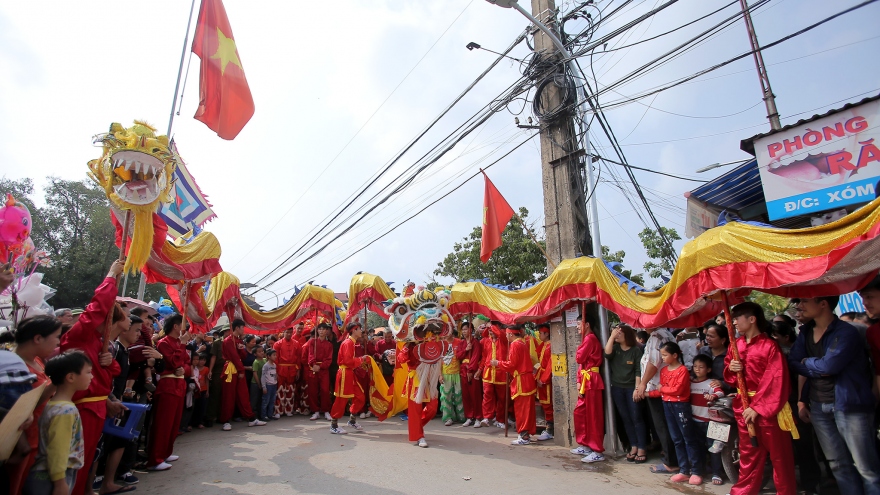 Thousands take to Hanoi outskirts for Lai Yen Festival 