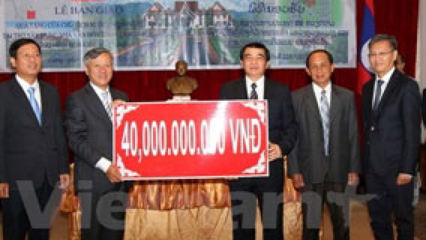 Vietnamese leader’s presents given to Lao provinces