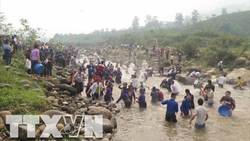 Lao ethnics in Dien Bien celebrate water splashing festival