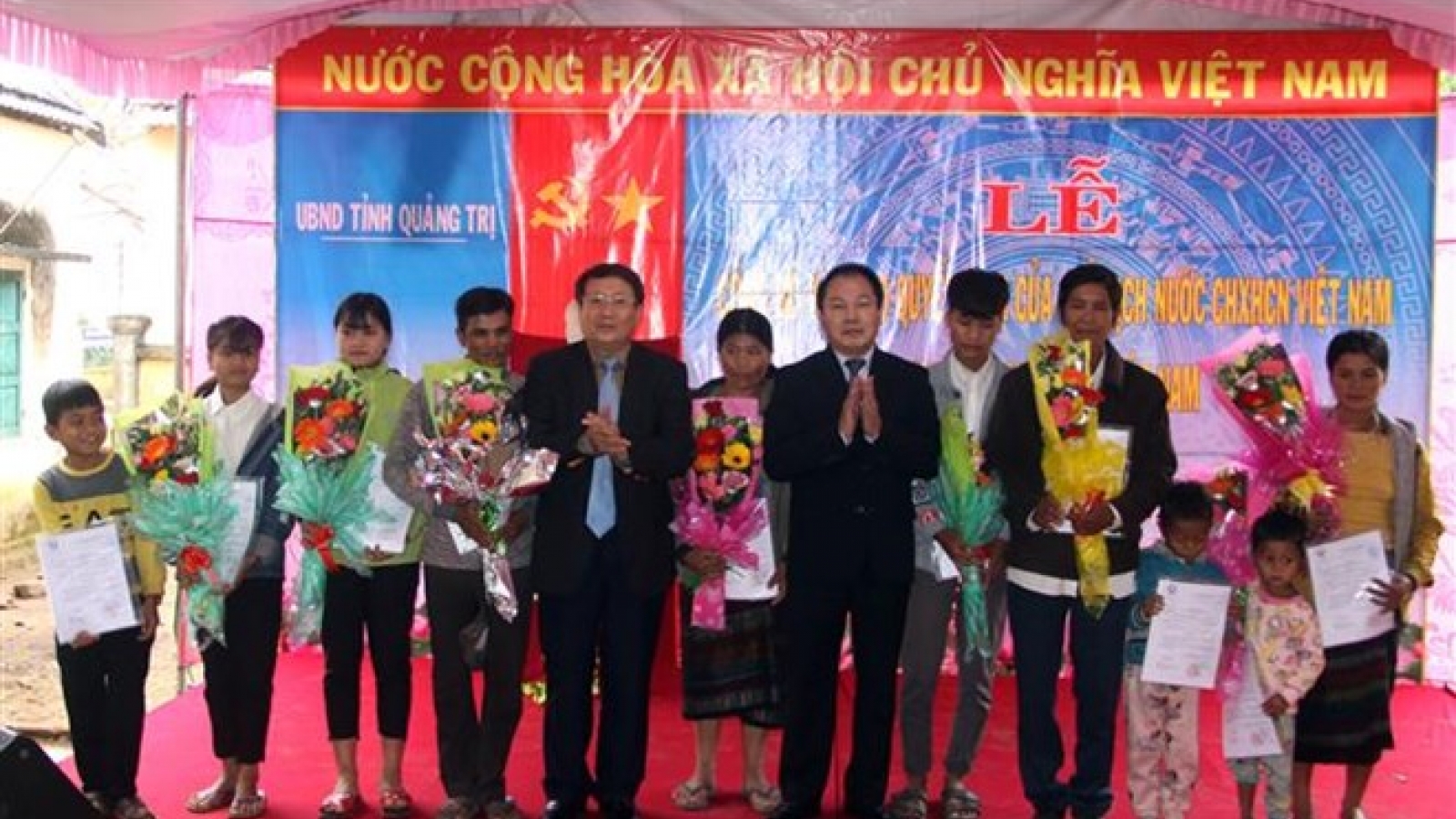 Quang Tri: Lao nationals receive Vietnamese citizenship