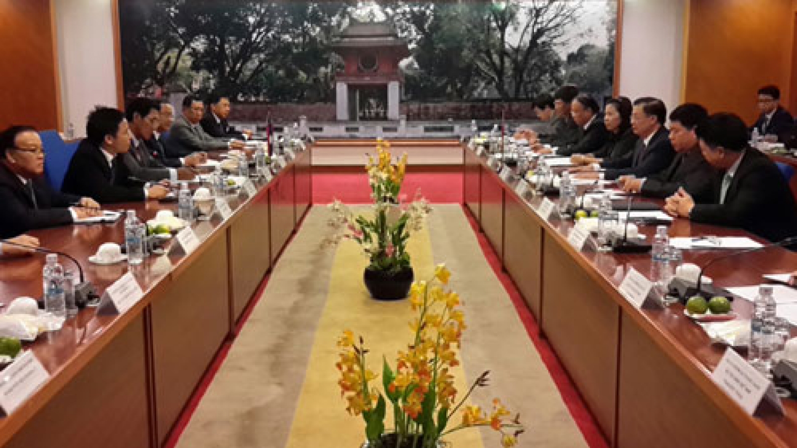 Laos, Vietnam share experience in financial management