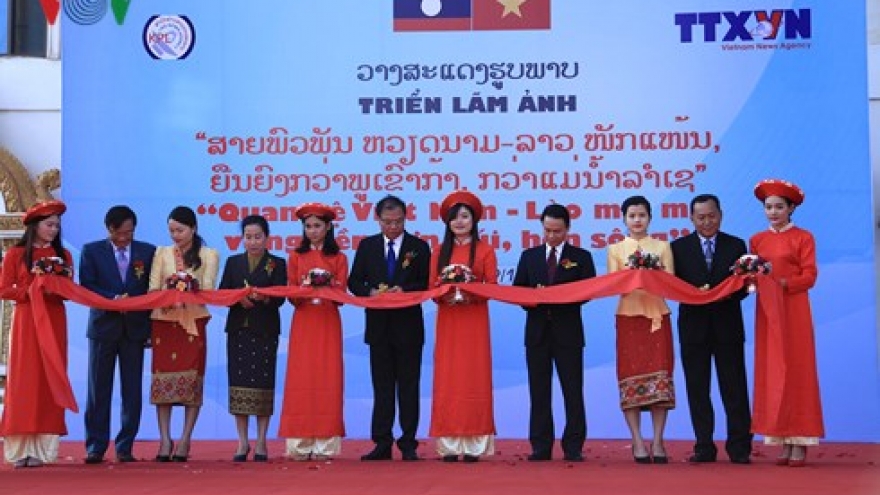 Photo exhibition on Vietnam-Laos relations opens in Vientiane
