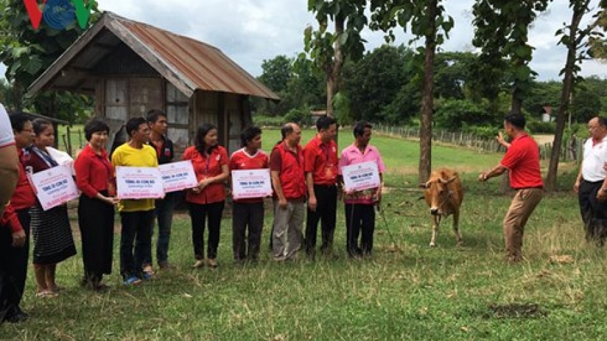 Hanoi Red Cross supports Laos’ poor and flood victims 
