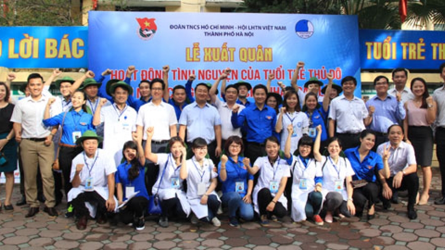 Hanoi youth do charity work in Vientiane