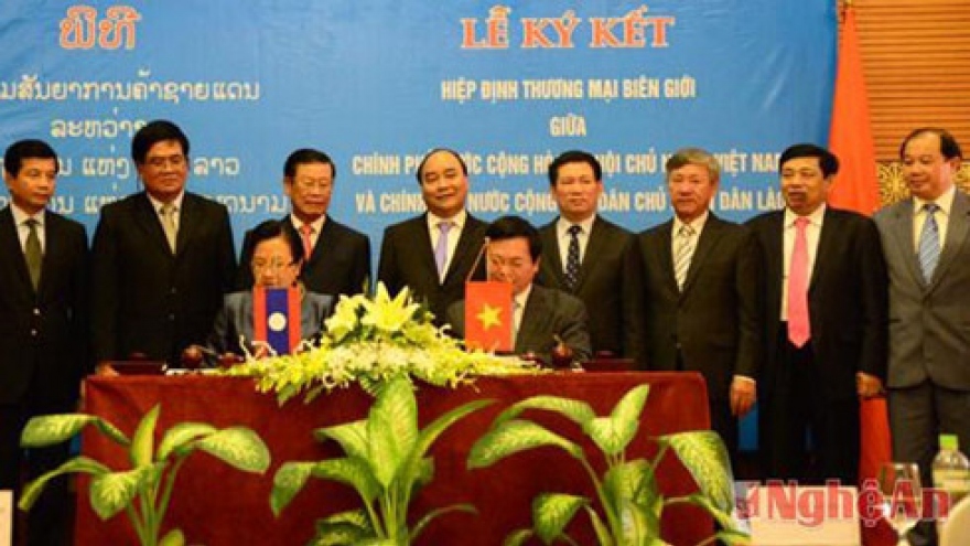 
        Vietnam plans to realise new trade agreement with Laos
                              