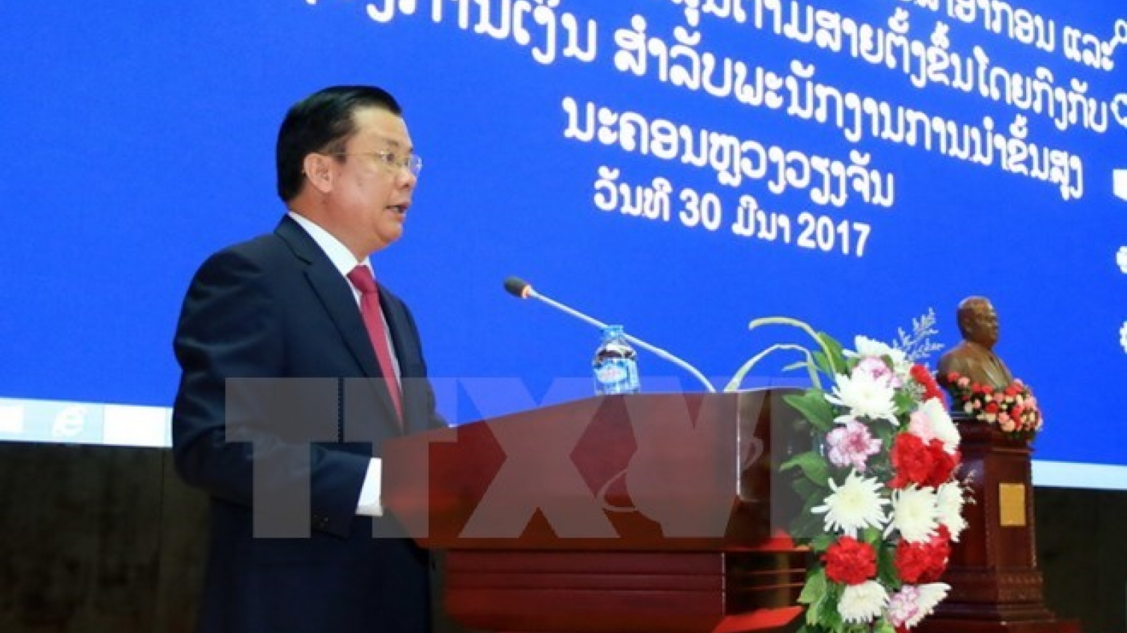 Vietnam, Laos talk financial management experience