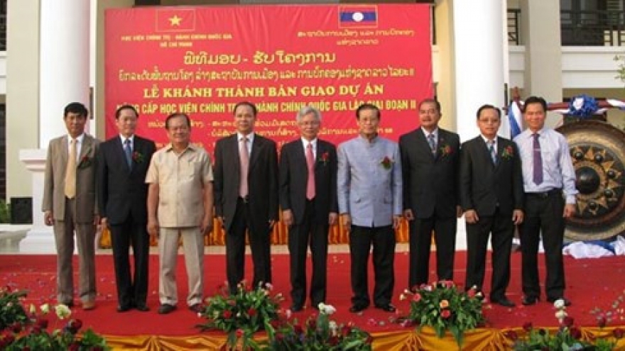 Vietnam offers equipment to Lao academy of politics