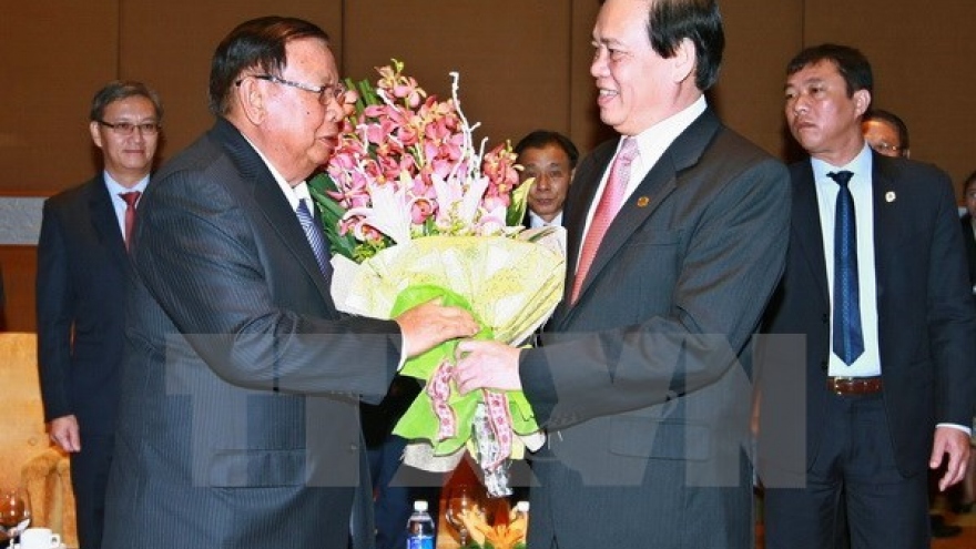 Lao Party chief meets Vietnam-Laos Friendship Assoc representatives
