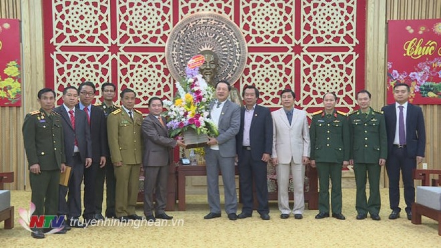 Lao officials extend Tet greetings to Nghe An province