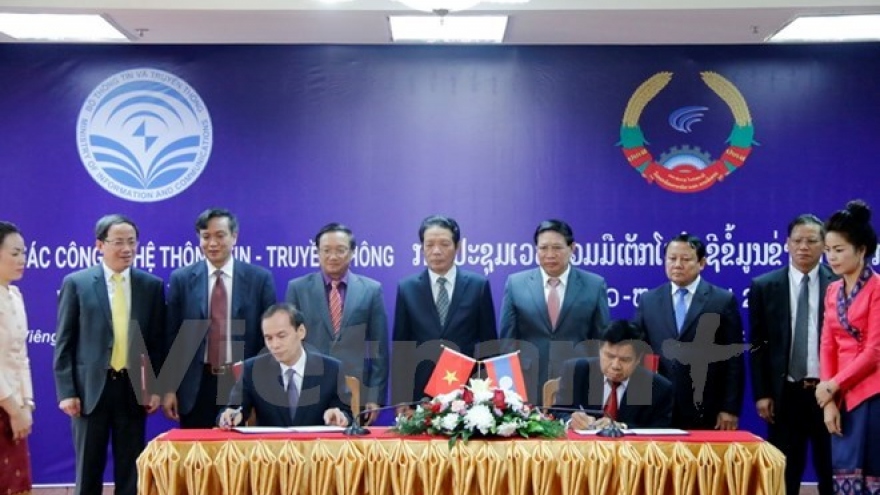 Vietnam-Laos ICT cooperation forum held in Vientiane