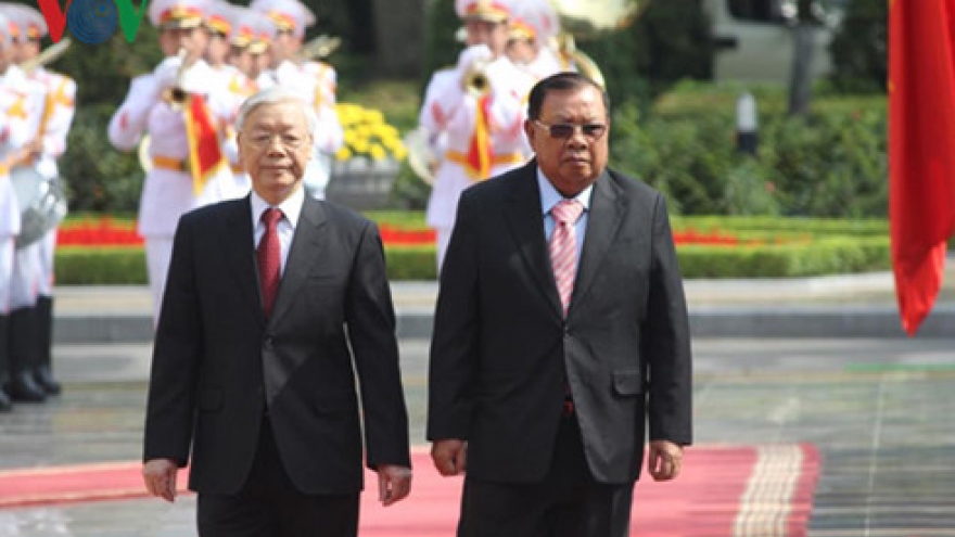 Lao Party chief pays official friendly visit to Vietnam